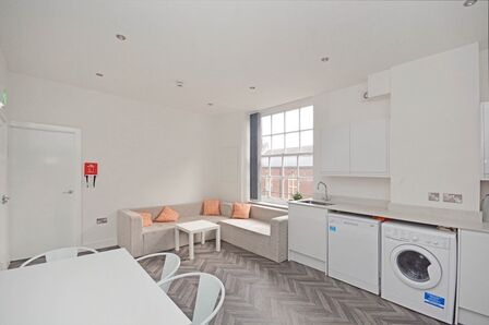Rockingham Lane, 4 bedroom  Flat to rent, £516 pcm