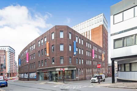Queen Street, 3 bedroom  Flat to rent, £290 weekly