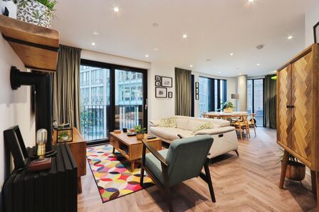 Cross Burgess Street, 3 bedroom  Flat for sale, £295,000