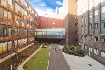 Queen Street, 1 bedroom  Flat for sale, £20,000