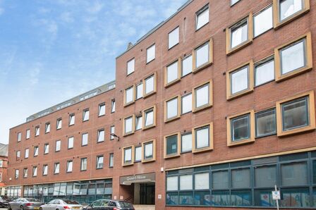 Queen Street, 2 bedroom Flat to rent, &pound;900 pcm