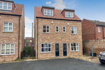 Millgate Court, 3 bedroom Semi Detached House for sale, &pound;160,000