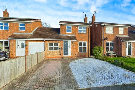 Villa Close, 4 bedroom Semi Detached House to rent, £1,200 pcm