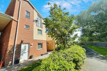 Clog Mill Gardens, 1 bedroom  Flat to rent, £725 pcm