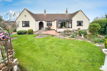 Station Road, 2 bedroom Detached Bungalow for sale, £375,000