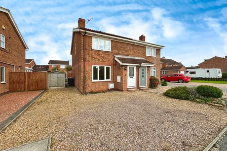 Manor Close, 3 bedroom Semi Detached House to rent, £925 pcm