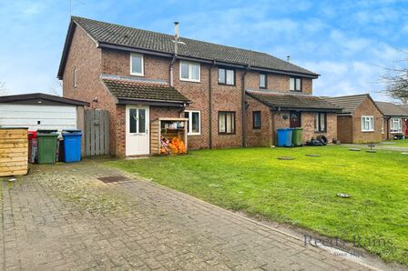 Vicarage Close, 3 bedroom Semi Detached House for sale, £90,000