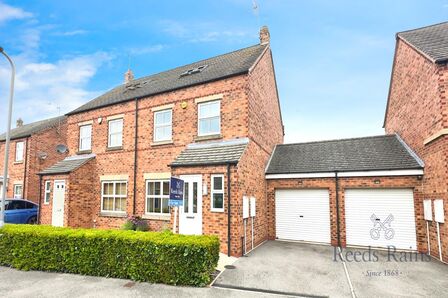 4 bedroom Semi Detached House for sale