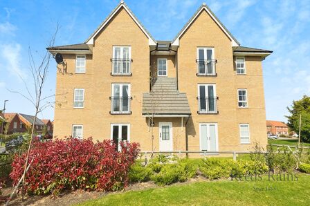 Riverside Avenue, 2 bedroom  Flat for sale, £140,000