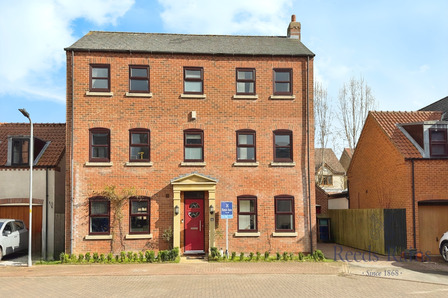 Barn Elms, 6 bedroom Detached House for sale, £335,000