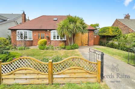 Cross Hills Lane, 4 bedroom Detached Bungalow for sale, £375,000