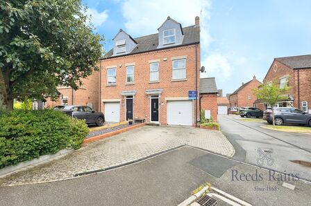 4 bedroom Semi Detached House for sale