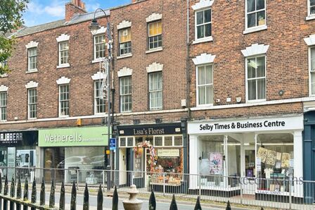 The Crescent, 1 bedroom  Flat for sale, £70,000