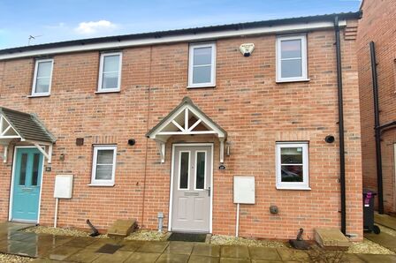 Blackthorn Close, 2 bedroom End Terrace House to rent, £900 pcm