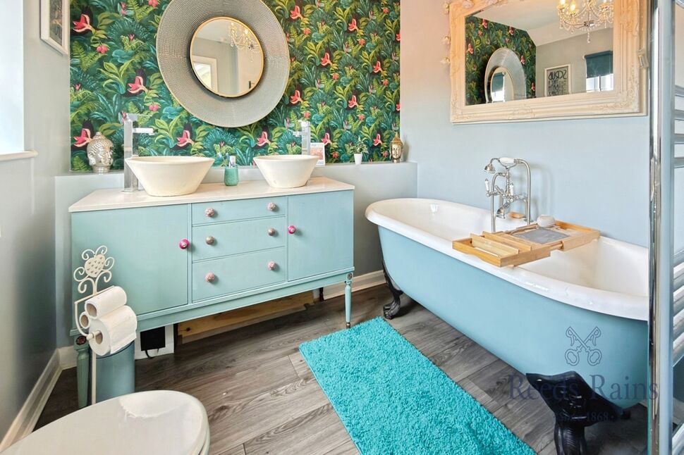 En-Suite Bathroom