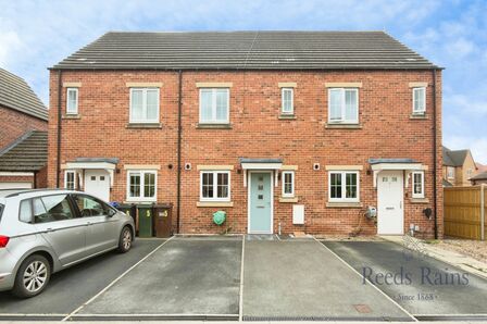 3 bedroom Mid Terrace House for sale