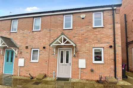 Blackthorn Close, 2 bedroom End Terrace House to rent, &pound;950 pcm