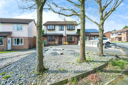 Bramshill Close, 4 bedroom Semi Detached House for sale, £310,000