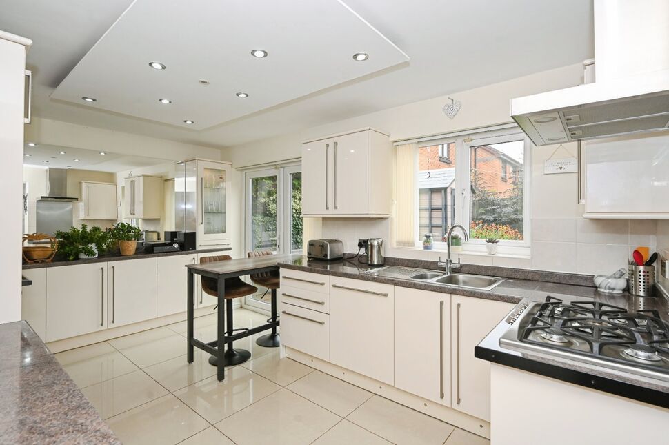 Kitchen / Breakfast Area