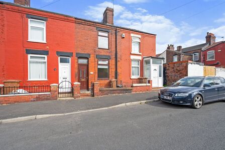 2 bedroom Mid Terrace House for sale