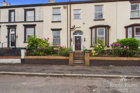 4 bedroom Mid Terrace House for sale