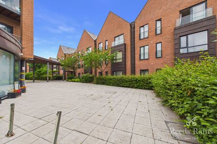 2 bedroom Flat for sale