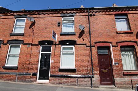 Grafton Street, 2 bedroom Mid Terrace House to rent, £800 pcm