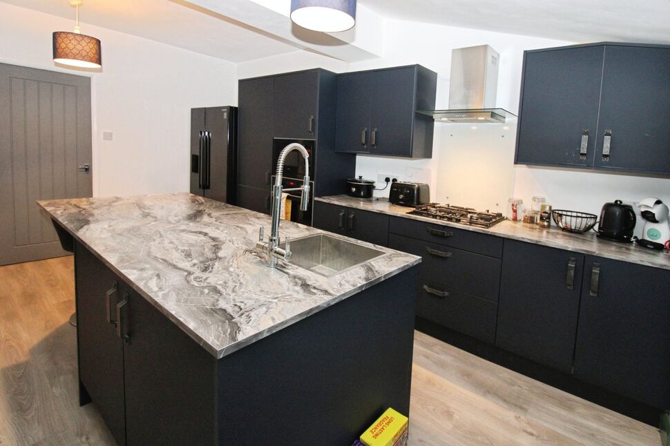 Kitchen / Breakfast Area