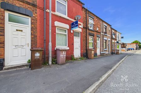 2 bedroom Mid Terrace House for sale