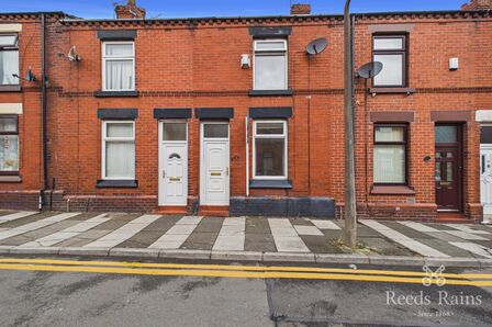 2 bedroom Mid Terrace Flat to rent