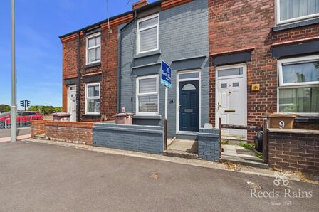2 bedroom Mid Terrace House for sale