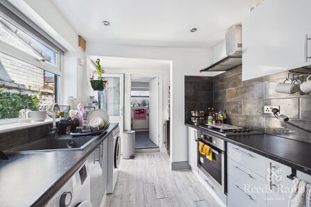 2 bedroom Mid Terrace House to rent