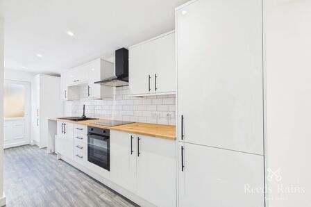 Central Street, 2 bedroom Mid Terrace House to rent, &pound;900 pcm