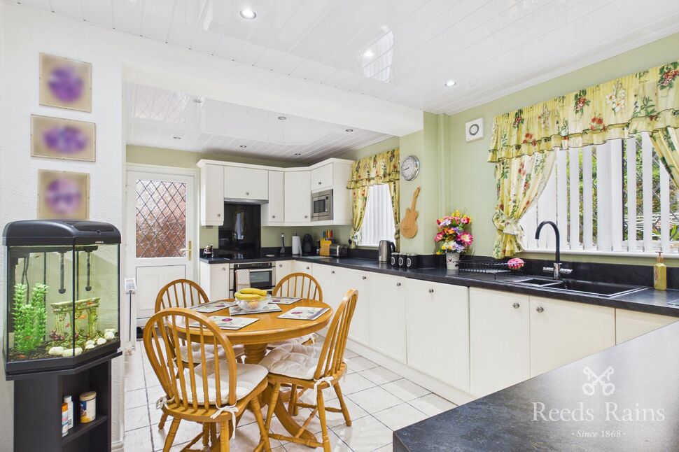 Kitchen / Breakfast Area