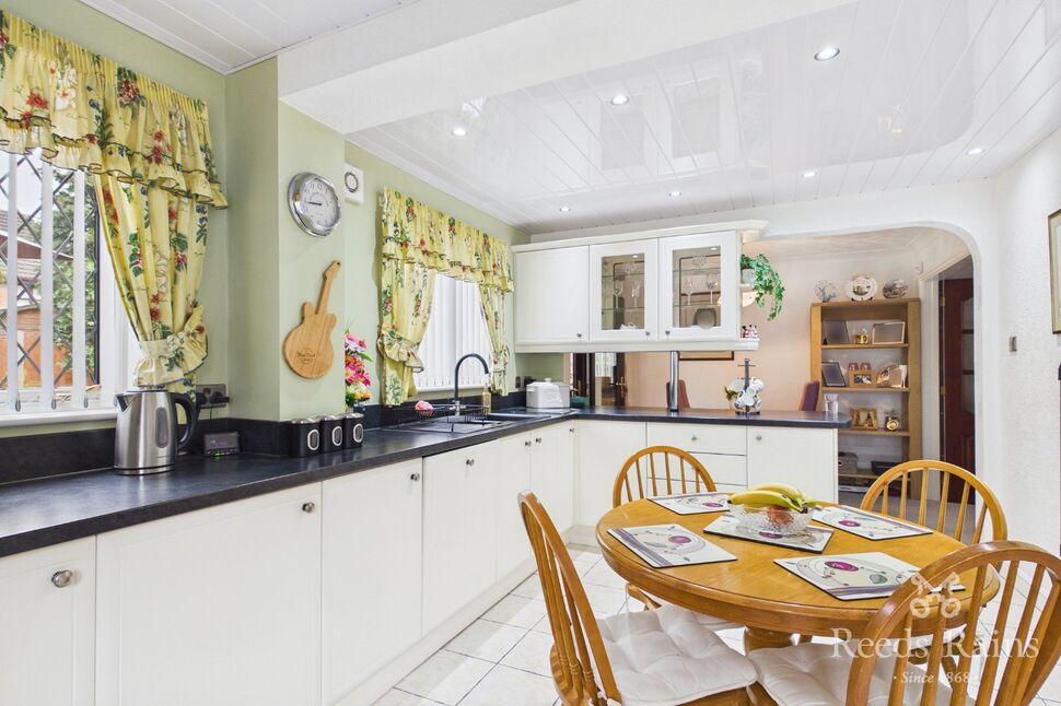 Kitchen / Breakfast Area