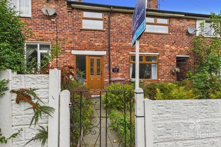 3 bedroom Mid Terrace House for sale