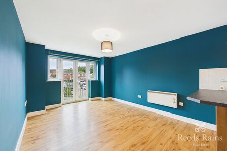 2 bedroom Flat for sale
