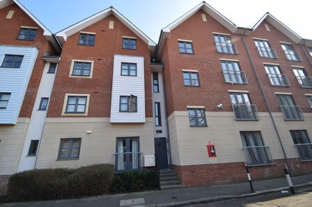 Aylward Street, 2 bedroom  Flat to rent, £1,275 pcm