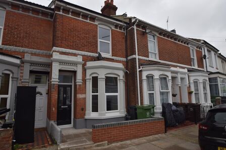 3 bedroom Mid Terrace House to rent