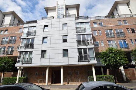 Cross Street, 2 bedroom  Flat to rent, £1,750 pcm
