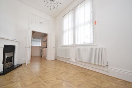 Hamilton Road, 2 bedroom House to rent, &pound;1,350 pcm