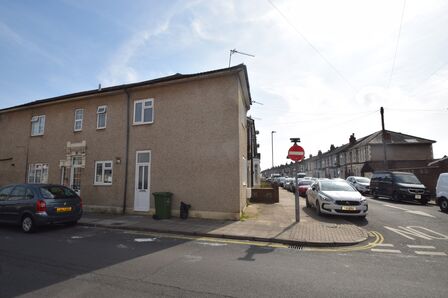 Lynton Grove, 2 bedroom Flat to rent, &pound;1,050 pcm