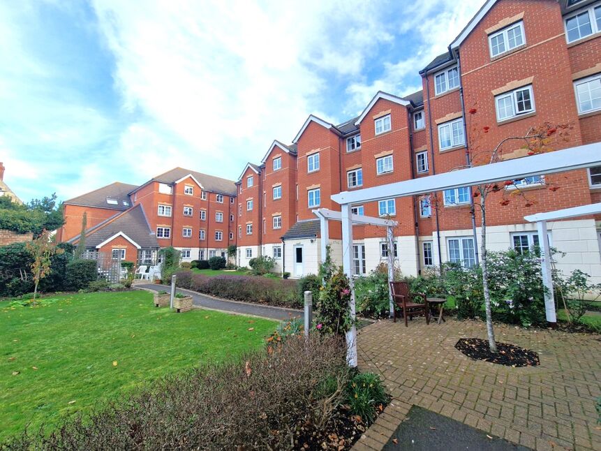 Main image of 2 bedroom  Flat for sale, Holmbush Court, Queens Crescent, Hampshire, PO5