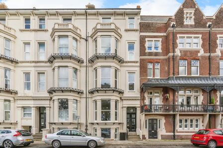 Western Parade, 3 bedroom Mid Terrace Flat to rent, £1,850 pcm
