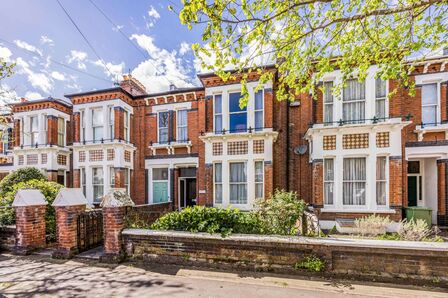 St. Davids Road, 4 bedroom Mid Terrace House for sale, £535,000