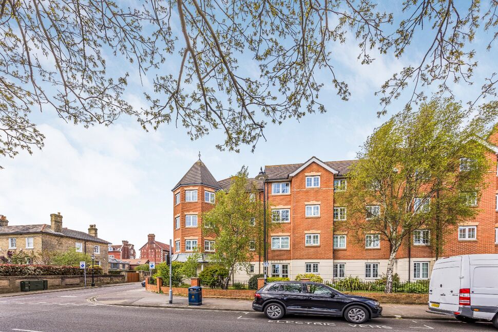 Main image of 2 bedroom  Flat for sale, Queens Crescent, Southsea, Hampshire, PO5