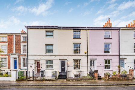 St. James's Road, 3 bedroom Mid Terrace House for sale, £475,000