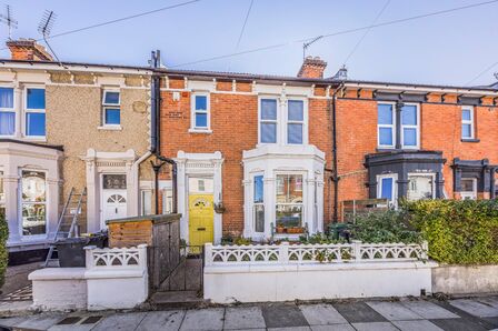 Francis Avenue, 4 bedroom Mid Terrace House for sale, £420,000
