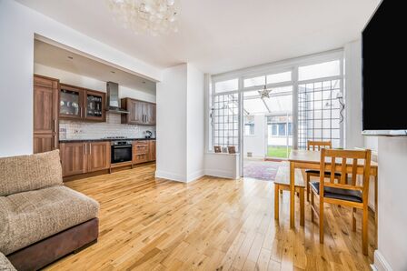 4 bedroom Mid Terrace House for sale