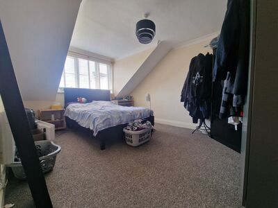 Guildford Road, 3 bedroom Flat to rent, &pound;1,200 pcm